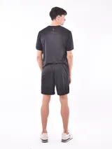 Short deportivo negro de tejido liviano y transpirable, con cintura elástica.