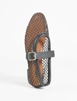 Balerina negra con capellada calada de red, forro color piel y tira con hebilla sobre el empeine.