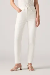 Pantalón de jean blanco, de corte recto y tiro alto.