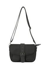 Bandolera urbana de diseño compacto, color negro, con solapa frontal decorada con una hebilla central, bolsillos frontales y correa ajustable para llevar al hombro o cruzada.