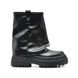 Bota casual de cuero sintético color negro, con caña alta y suela track.