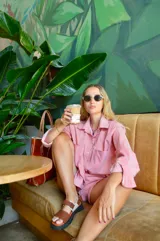 Camisa a rayas rojas y blancas de manga larga, con cuello clásico y corte holgado.