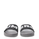 Chanclas tipo slide de la marca Umbro, con banda ancha negra y logo en relieve color blanco. Presenta una base de color gris con textura antideslizante.