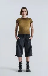 Pantalón cargo negro convertible, con cierre en la parte media de la pierna que permite transformarlo en un short ancho. Presenta bolsillos cargo a los lados y un corte holgado.