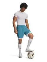 Calza corta de compresión Under Armour, color blanco, diseñada con tecnología HeatGear para mayor transpirabilidad y secado rápido. Presenta paneles de malla en la entrepierna para ventilación y cintura elástica con logo de la marca.