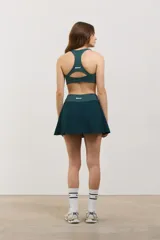 Top deportivo de sujeción media con escote redondo, diseño al cuerpo y espalda abierta. Confeccionado en tejido elastizado con elástico interno en la cintura.