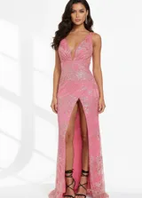 Vestido largo de fiesta color rosa con destellos brillantes, escote profundo en V, tirantes finos y una abertura frontal pronunciada en la falda.
