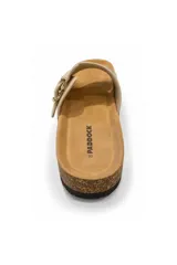 Sandalias marrones de tiras cruzadas Paddock con hebilla metálica dorada regulable, plantilla anatómica y base de corcho.