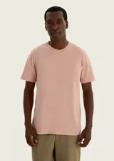 Remera de manga corta lisa en color rosado, con cuello redondo y diseño clásico de ajuste cómodo.