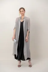 Túnica larga de seda color visón, con diseño abierto al frente y mangas amplias.