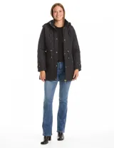 Campera capitoneada de corte clásico, con cuello alto, capucha desmontable y cierre frontal con broches a presión dorados. Presenta cordón de ajuste en la cintura con terminales metálicas y bolsillos frontales con broche.