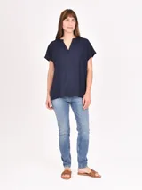 Blusa azul marino de corte holgado, con cuello en V y mangas cortas.