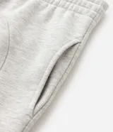 Pantalón de jogging confeccionado en algodón y poliéster, con diseño de paneles laterales en contraste de color negro. Presenta cintura elástica con cordón ajustable y bolsillos laterales.