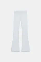 Pantalón de tiro alto color marrón, con cintura elástica y bajo acampanado (flare).