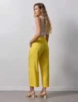 Pantalón de lino amarillo, marca Cupio, con pretina ancha elastizada y bolsillos delanteros.