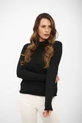 Buzo de tejido de punto fino en color negro, con cuello redondo y mangas largas, de corte clásico y ajuste cómodo.