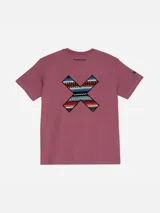 Remera Blue Banana de algodón orgánico color gris oscuro, con manga corta y corte clásico. En la espalda presenta una gran estampa en forma de 'X' con patrón multicolor de estilo étnico y el logo de la marca en la parte superior.