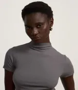 Blusa básica de ribana color marrón, con cuello alto y mangas cortas.