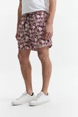 Short de baño celeste y azul con cintura elástica ajustable con cordón, dos bolsillos laterales y uno trasero. Confeccionado en tela ligera de secado rápido y logo bordado.