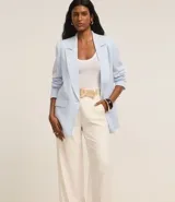 Pantalón wide leg de cintura alta color crudo, confeccionado en viscolino, con trabillas en la cintura, cierre tradicional y pliegues. Incluye cinturón de rafia artificial.