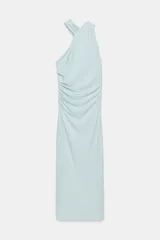 Vestido midi celeste de un solo hombro con efecto cruzado y detalle de frunces y drapeado en el delantero.