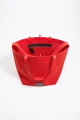 Bolso shopper de estructura blanda y gran tamaño, confeccionado en tejido técnico tipo mesh. Cuenta con doble asa de hombro, cierre mediante cordón ajustable y etiqueta de cuero con logo grabado en la parte frontal.