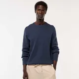 Sweater de punto fantasía color azul, con cuello redondo, mangas largas y puños acanalados.