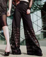 Pantalón negro de tiro alto y corte palazzo, con pretina y ruedo decorados con lentejuelas horizontales.