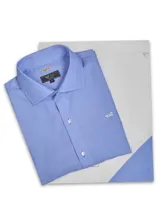 Camisa de manga larga RKF Cityscape de corte regular fit, con diseño a rayas celestes y rosadas, cuello italiano, cierre frontal con botones y logo bordado de un pato en el pecho.