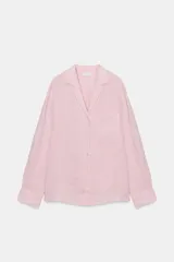 Camisa de lino 100% de la colección Zara Woman, color rosado, con cuello solapa, manga larga con puño, bolsillo de parche en el delantero y cierre frontal con botones.