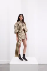 Minifalda de tafeta con diseño de rayas verticales en tonos bronce y beige. Presenta un estilo drapeado con un lazo lateral largo y caída fluida.