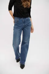 Pantalón de jean corte wide leg, de tiro alto y color azul clásico, con cierre frontal y bolsillos laterales.
