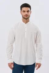 Camisa de lino y algodón color blanco, con cuello mao, manga larga y medio cierre frontal con botones.