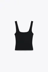 Camiseta de ajuste entallado con escote cuadrado y tirantes anchos, confeccionada en tejido de punto con bajo recto.