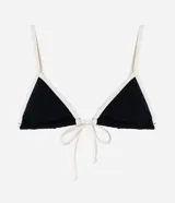 Top de bikini triangular negro con bies contrastante en color blanco y tirantes finos ajustables.