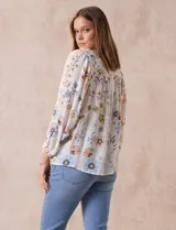 Blusa de gasa estampada con flores, marca Zac & Rachel. Tiene cuello a la base, abertura central con botones y mangas 3/4 abullonadas.