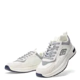 Championes urbanos Umbro modelo Jogger, de diseño retro inspirado en el running. Presentan una combinación de paneles textiles y sintéticos en tonos blanco, gris y detalles en azul marino. Cuentan con cordones gruesos, suela de goma con amortiguación y logo de la marca en el lateral.