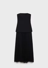 Vestido midi de fiesta con diseño combinado, cuerpo estilo palabra de honor en color negro y falda plisada evasé. Cuenta con cierre de cremallera lateral y forro interior.