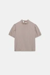 Camisa de manga corta con estampado de cuadros vichy, cuello subido y detalle de abertura en la espalda con lazada del mismo tejido.