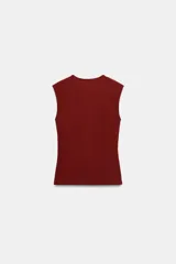 Camiseta de corte slim fit, cuello redondo y diseño sin mangas (manga sisa), de largo normal.