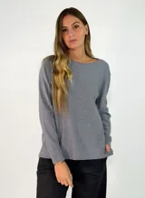Sweater de punto color gris con sutiles destellos brillantes, cuello redondo, manga larga con puños acanalados y detalle de abertura para el pulgar.