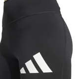 Calza larga de training Adidas, color negro con logo de la marca en blanco en la pierna izquierda. Confeccionada con tejido AEROREADY que absorbe la humedad y cintura elástica de tiro alto.