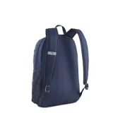 Mochila Puma de color azul marino, con correas acolchadas ajustables, bolsillo lateral de malla y logo de la marca en la correa.