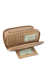 Billetera larga de diseño rectangular en tono beige, confeccionada en símil cuero con textura combinada. Cuenta con doble compartimento principal con cierre, solapa frontal con broche a presión, visor para documentos y tarjetero extraíble. Incluye monedero interno y múltiples espacios para billetes y tarjetas.