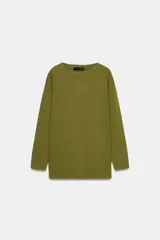 Jersey de punto liso color verde oliva, con cuello redondo, manga larga y aberturas laterales en el bajo.