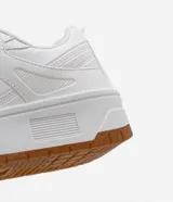 Championes blancos de caña baja con recortes, lazo por cordón y suela contrastante color marrón.