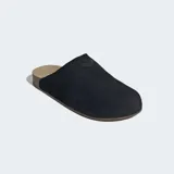 Zuecos Adidas modelo Adimule, color negro, con empeine de ante y suela de corcho con base de goma. Presenta el logo de la marca sutilmente grabado en el empeine.