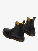 Botas Chelsea Dr. Martens modelo 2976, color negro, de cuero liso, con elástico lateral y tira trasera con el logo AirWair.