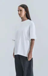 Remera oversize de algodón premium color blanco, con cuello redondo y hombros caídos.