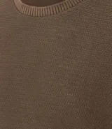 Remera de manga corta con cuello redondo, confeccionada en tejido texturizado de algodón y poliéster.